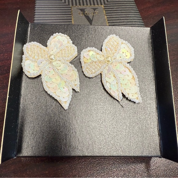 Avon “Sequin Bow”  white clip earrings vintage NIB 1993 - Picture 1 of 5